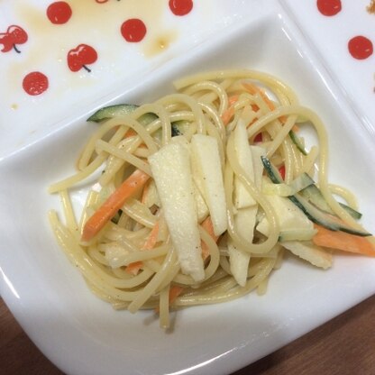 りんごも入れました！酢をスパゲティにからめたのが、下味によかった！